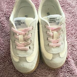 Steve Madden Kids Sneakers in Pink and Gray